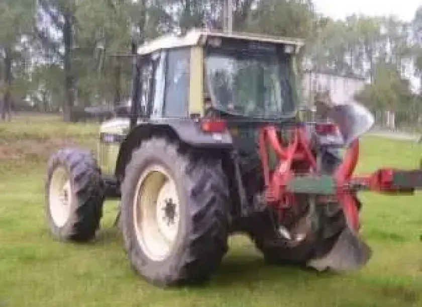 Używany ciągnik rolniczy Same Hurlimann 6135xb z zamontowanym pługiem 