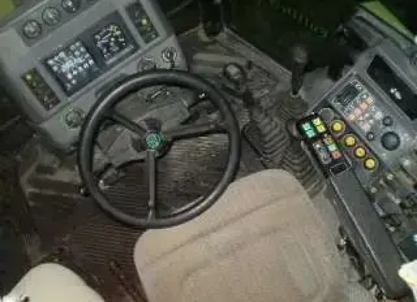Widok z góry nawnętrzevkabiny używanego ciagnika Same Hurlimann 6135xb 