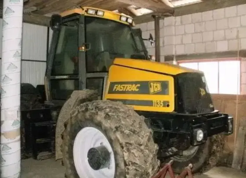 Prawy bok żółtego używanego JCB Fastrac 1135 ciągnik z 1997 roku 