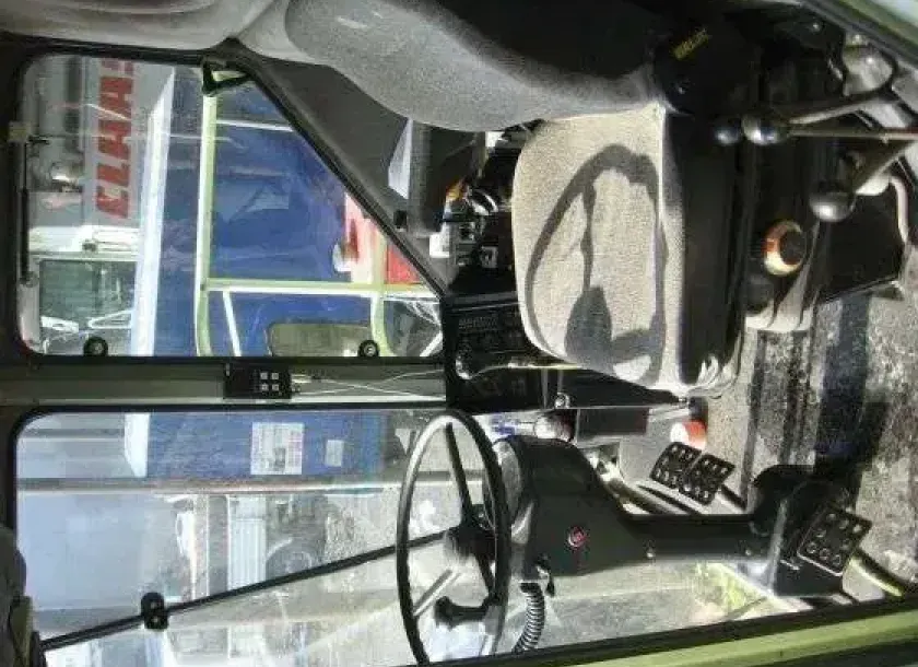 Kabina w kombajnie Claas widok wnętrza