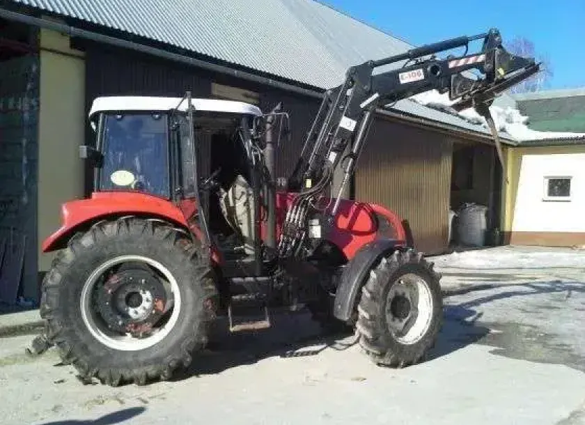 Ciągnik rolniczy Farmtrac wyposażony w ładowacz czołowy 