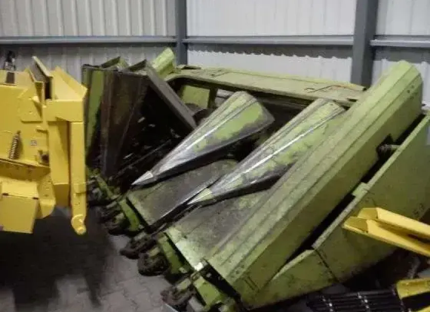 Używana Przystawka Claas SL 5-cio rzędowa na tle szarej ściany