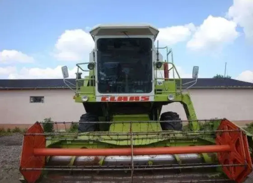 Używany Kombajn zbożowy Claas Dominator 76 z hederem widok z przodu