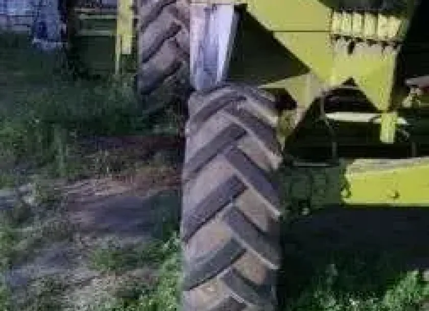 Koła w używanym kombajnie zbożowym Claas Dominator 118 widok z z tyłu