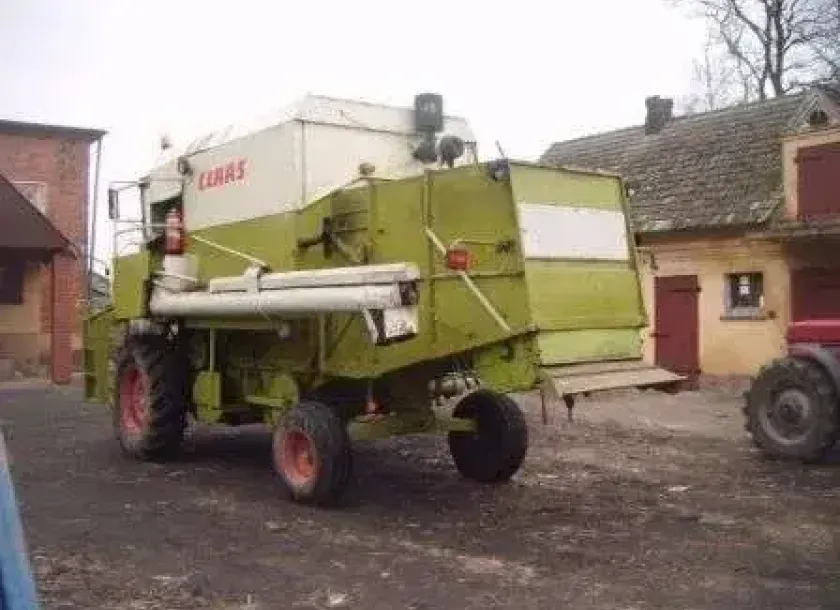 Używany Kombajn zbożowy CLAAS Dominator z 1980 roku widok z tyłu