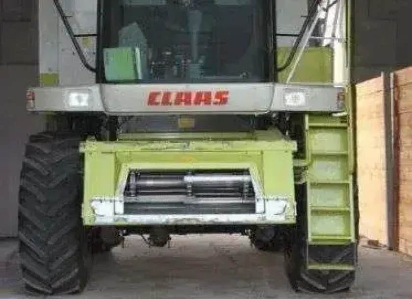 Kombajn zbożowy Claas Medion 310 z 2005 roku widok z przodu
