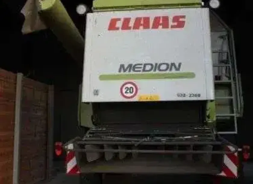 Używany Kombajn zbożowy Claas Medion 310 na utwardzonej nawierzchni