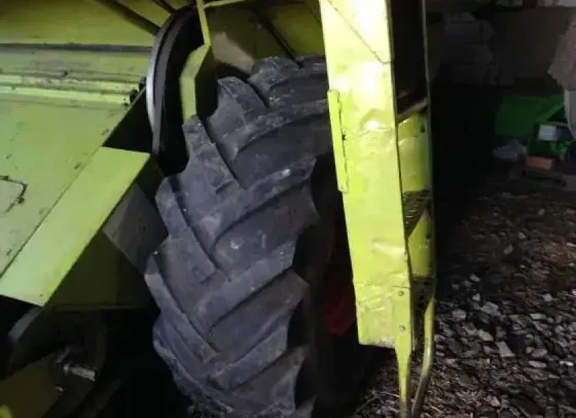 Widok na koło w używanym kombajnie Claas 