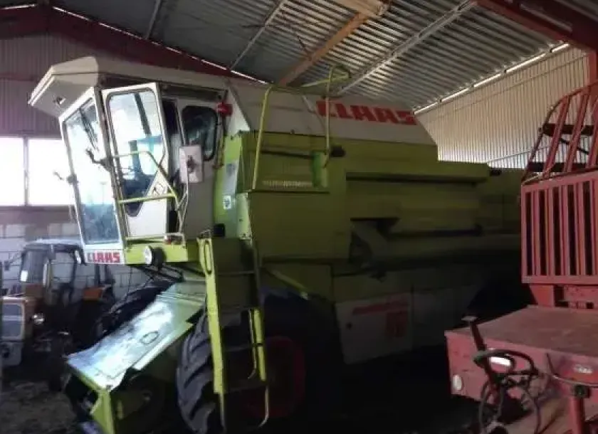 Używany Kombajn zbożowy Claas 1986 r zdjęcie pod wiatą widok z lewej strony