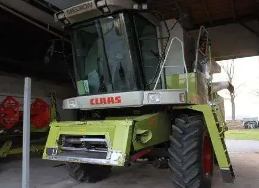 Używany Kombajn zbożowy Claas Medion 310 2005 r widok z przodu zdjęcie pod wiatą