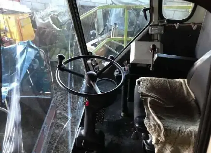 Kabina w używanym kombajnie Claas  widok z lewej strony wnętrze