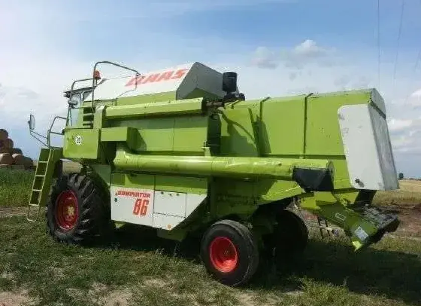 Kombajn używany zbożowy Claas Dominator 86 widok lewego boku