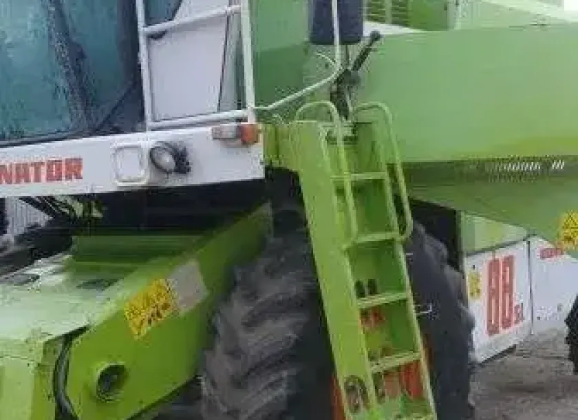 Używany Kombajn zbożowy Claas Dominator 88 widok z lewego boku