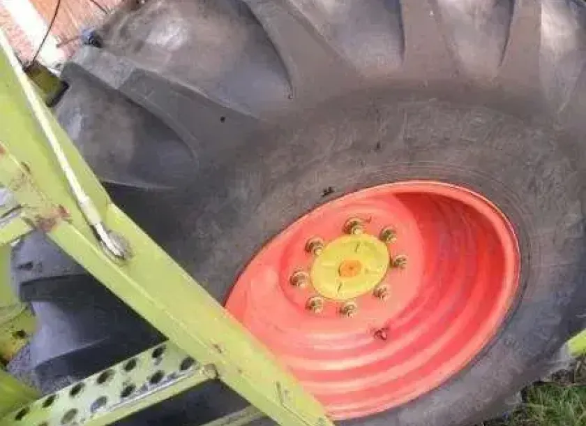 Opony w w bardzo dobrym stanie atut kombajnu Claas Dominator 106 