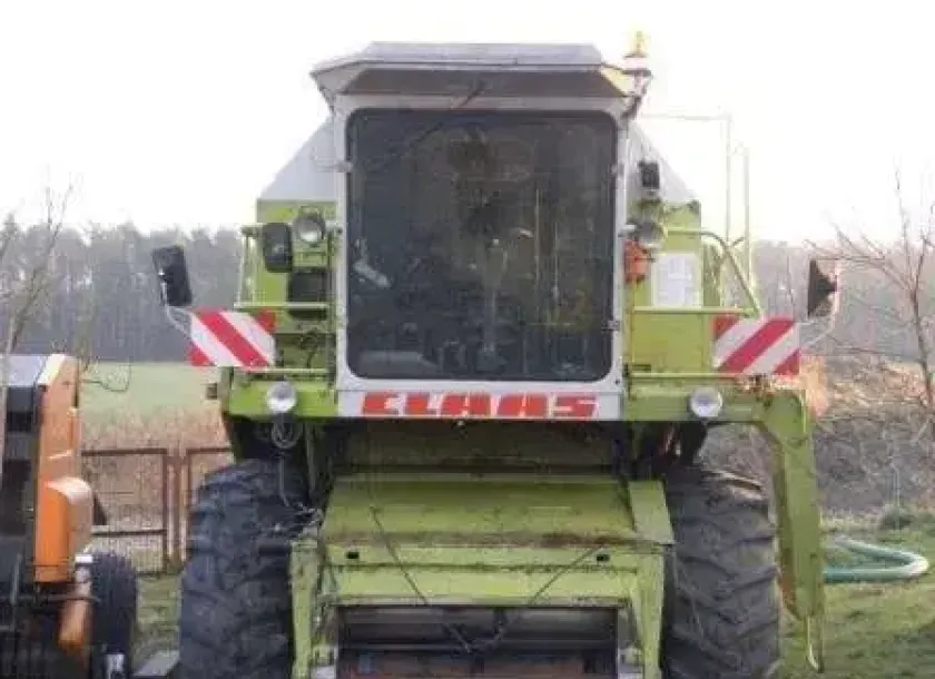 Kombajn zaparkowany w gospodarstwie wystawiony na sprzedaż korbanek.pl model Dominator marki Claas 106