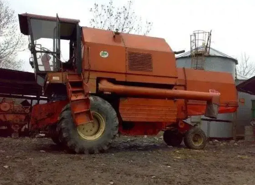 lewa strona kombajn zbożowy używany Bizon Rekord Z058 1986 r z kabiną