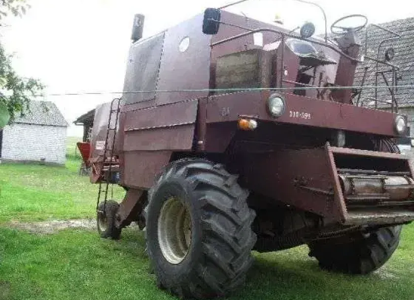 kolor ciemnej wiśni używany kombajn zbożowy Bizon  Super Z 056 1986 r bez kabiny i bez hederu