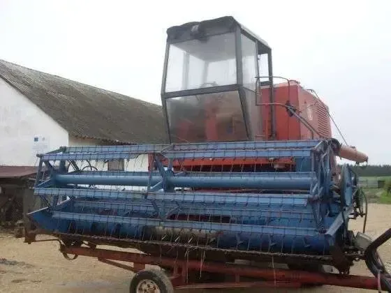 używany kombajn zbożowy BIZON Z 056 1978 r kolor czerwony z kabiną