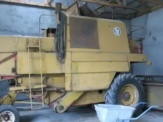 sprawny używany kombajn zbożowy BIZON Z 056 1980 r bez kabiny wąskie koła