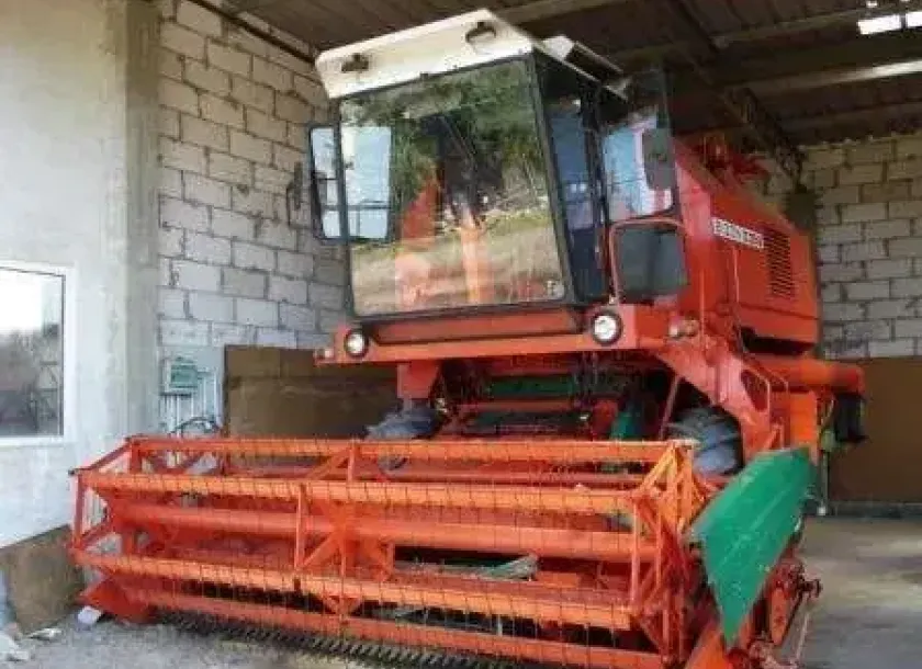 bardzo zadbany używany kombajn zbożowy Bizon Rekord 1989 r kolor czerwony