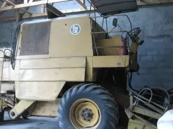 żółty bez kabiny używany kombajn zbożowy BIZON Z 056 1980 r