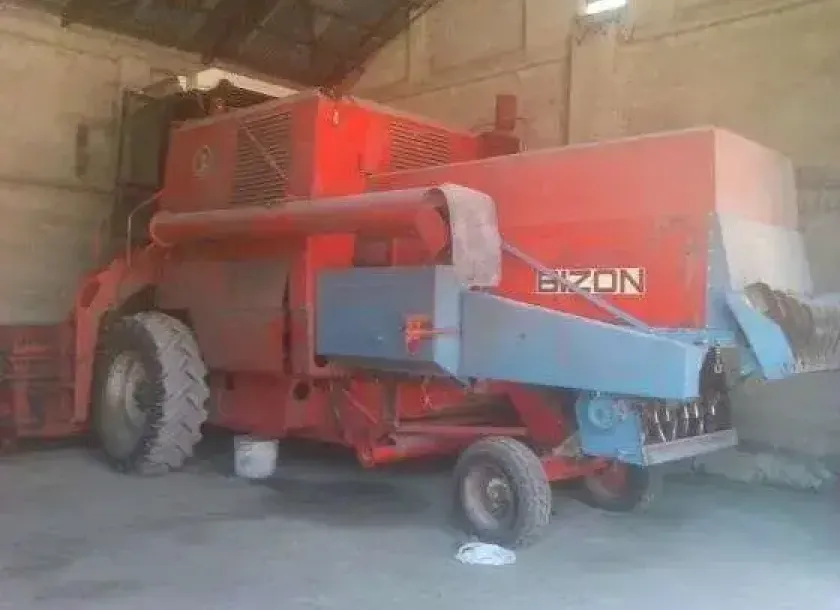 do sprzedania używany kombajn zbożowy BIZON ZO56 1980 r czerwony z kabiną i rozdrabniaczem słomy