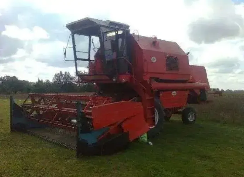 czerwony używany kombajn zbożowy Bizon Rekord Z 058 1989 r