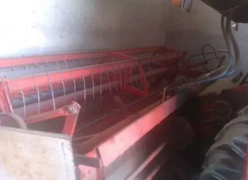  używany kombajn zbożowy BIZON ZO56 1980 r czerwony z hederem