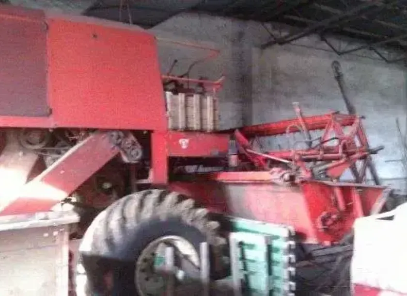 używany kombajn zbożowy Bizon Z 056 1982 r kolor czerwony bez kabiny