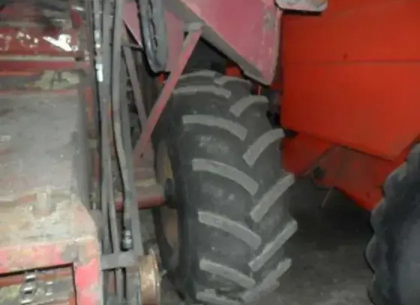 garażowany używany kombajn zbożowy Bizon Z 056 1986 r czerwony ogumienie w dobrym stanie technicznym
