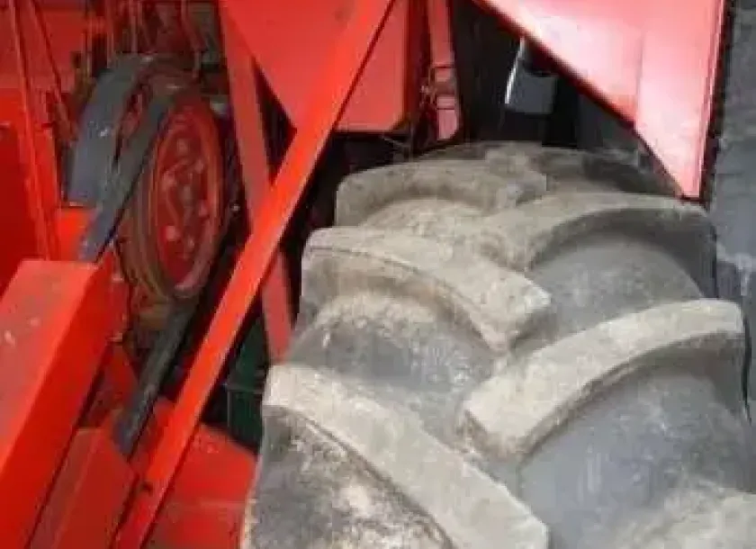 opony w dobrym stanie używany Kombajn Bizon Z 056 Super rok 1984