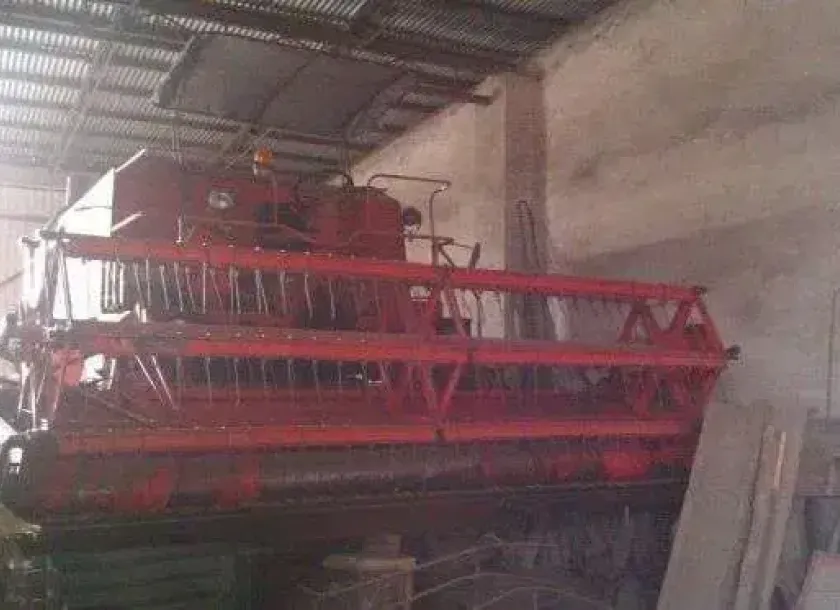 bez kabiny garażowany używany kombajn zbożowy Bizon Z 056 1982 r stan dobry
