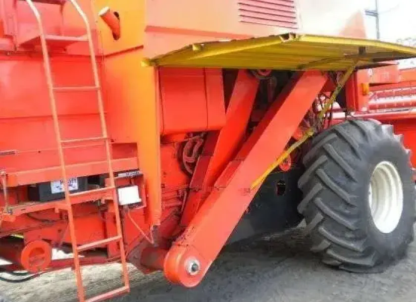 bez śladów korozji używany kombajn zbożowy Bizon Rekord Z 058 rok produkcji 1992