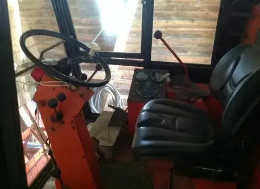 zadbana kabina używany kombajn zbożowy Bizon Z056 1982 rok