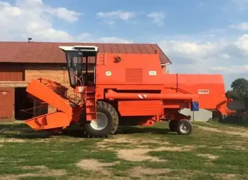 garażowany z rozdrabniaczem używany kombajn zbożowy bizon Rekord Z 058 1990 r