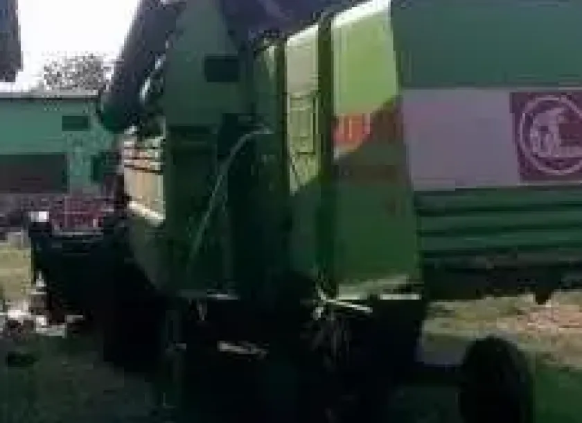 Używany Kombajn zbożowy Claas Mercator 70 z hederem widok z tyłu