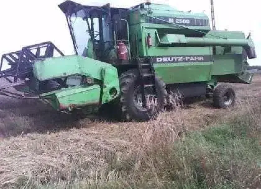 Widok z boku kombajnu do zboża na polu Deutz-Fahr M 2580 używany rok produkcji 1986 korbanek.pl