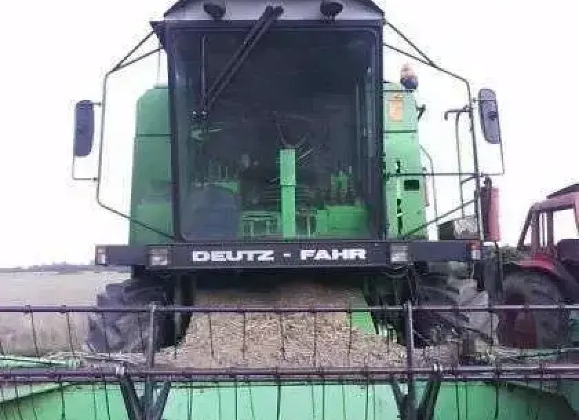 Widok kabiny w używanym kombajnie zbożowym Deutz Fahr model M2580 maszyny używane korbanek.pl