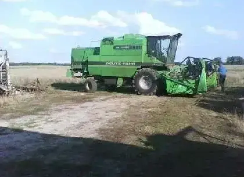 Zdjęcie używany kombajn zbożowy na polu Deutz-Fahr model  M 2580 rok porodukcji 1986 okazja korbanek.pl