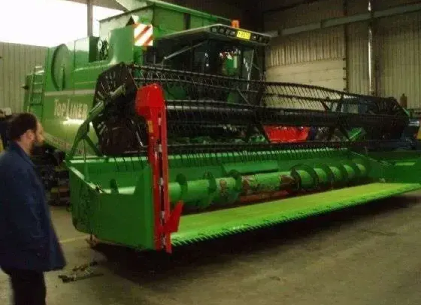 Zdjęcie zielonego używanego kombajnu zbożowego Deutz Fahr Topliner 8 XL 2000 r korbanek.pl