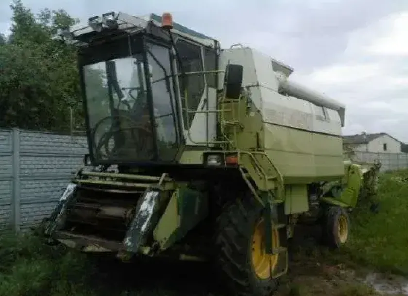 Widok z boku używanego kombajnu do zboża FORTSCHRITT 1989 r super cena okazja korbanek.pl