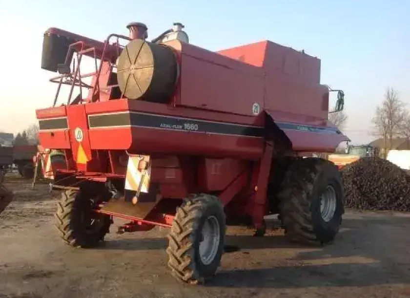 Tył używanego kombajnu zbożowego marki CASE 1660 heder 5 m