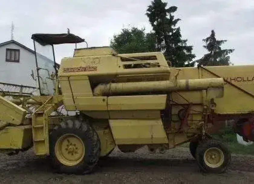 Kombajn zbożowy New Holland 1540 z sieczkarnią