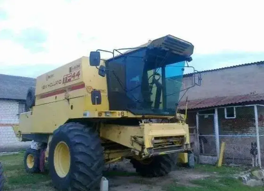 Kombajn New Holland TF44 silnik mercedes 260 KM