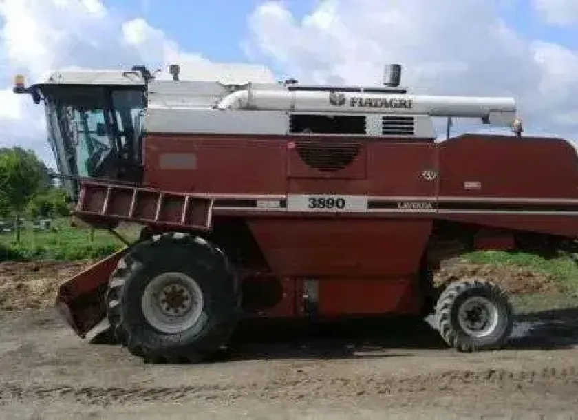 Używany kombajn do zbioru zboża LAVERDA 3890 zdjęcie boczne kombajnu korbanek.pl