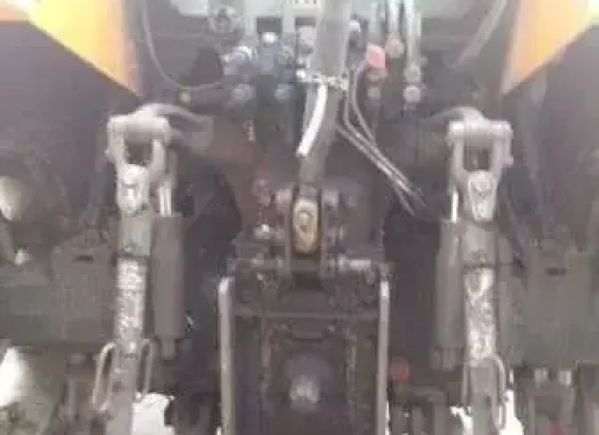Tył ciągnika Renault z 1994 roku 