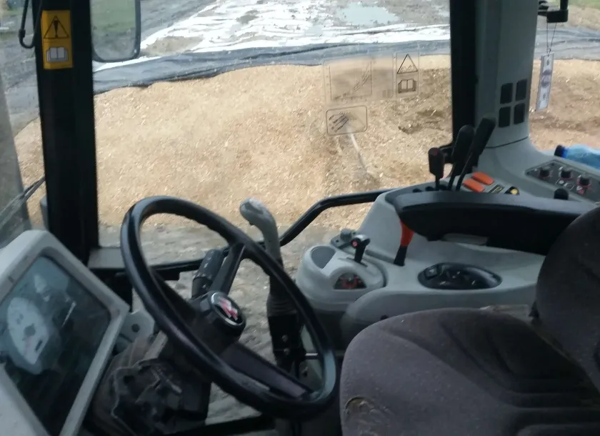 wnętrze kabiny ciągnika Massey Ferguson 5465 używany