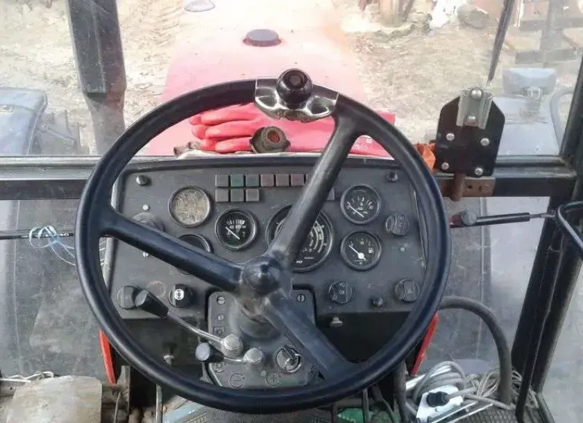 klasyczna deska rozdzielcza i gałka na kierownicy ciągnik rolniczy Zetor 16245 używany 