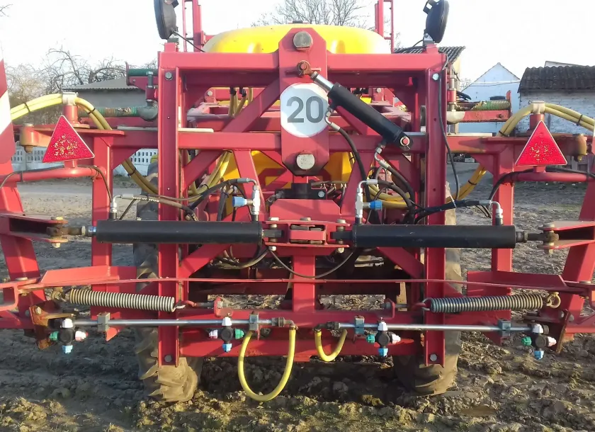 TadLen2518 TL ramiona tylne opryskiwacza z siłownikami hydraulicznymi