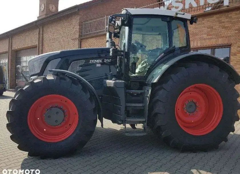 Czarny używany Fendt 936 widok z lewej strony na tle sklepu Korbanek